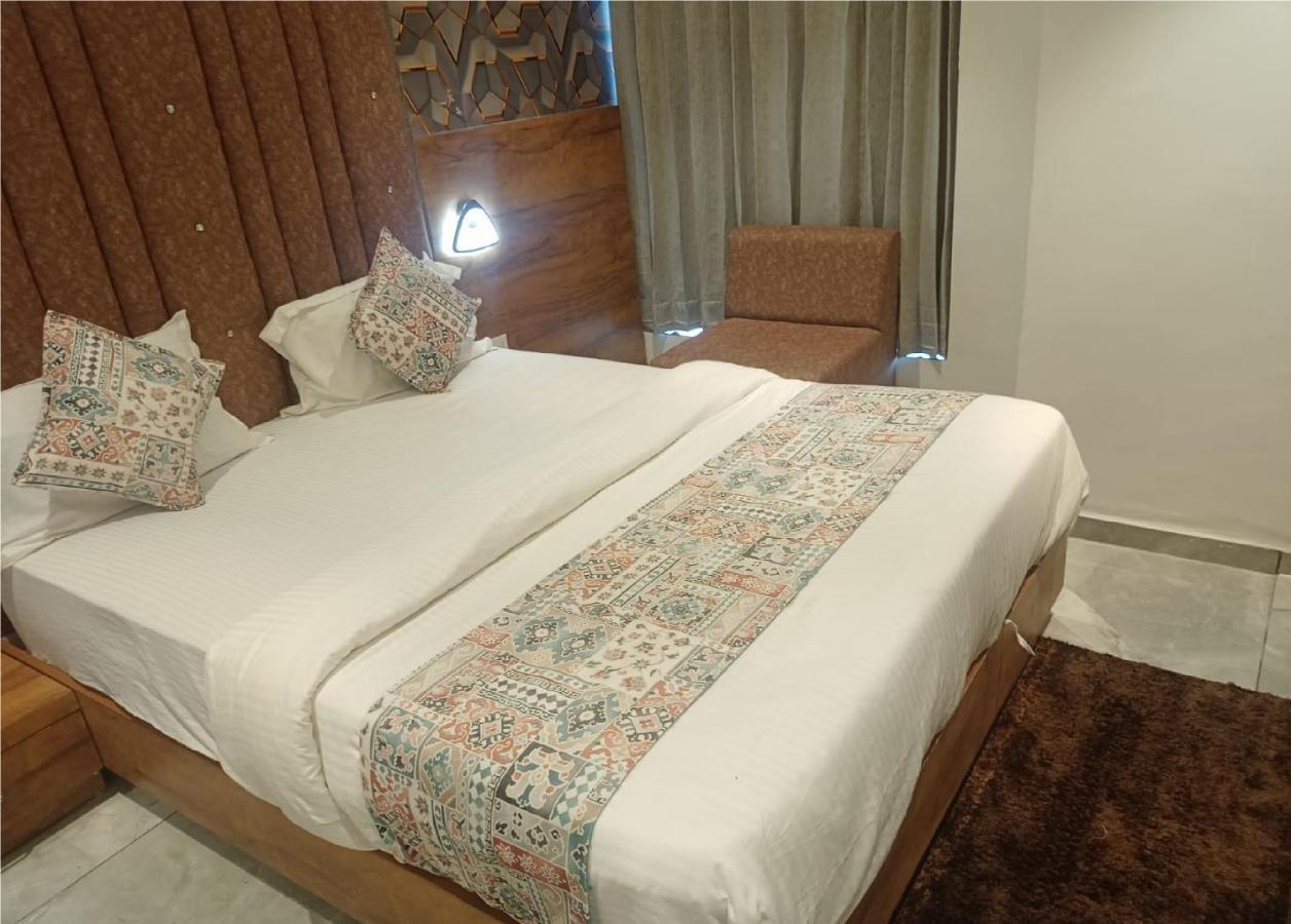 Hotel Lotus Villa อาเมดาบัด ภายนอก รูปภาพ