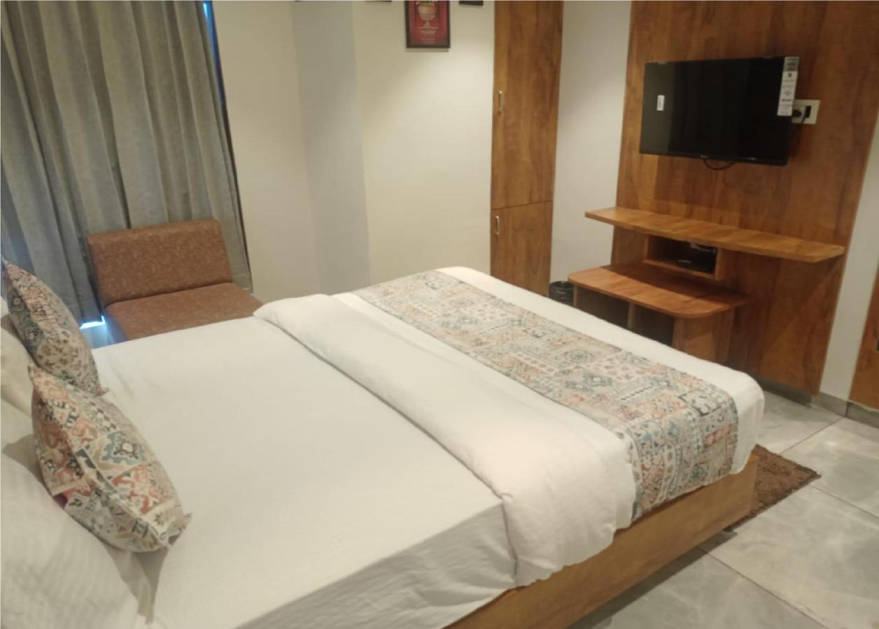 Hotel Lotus Villa อาเมดาบัด ภายนอก รูปภาพ