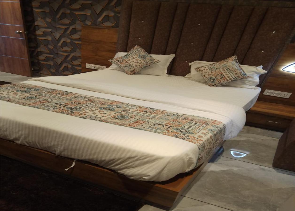 Hotel Lotus Villa อาเมดาบัด ภายนอก รูปภาพ