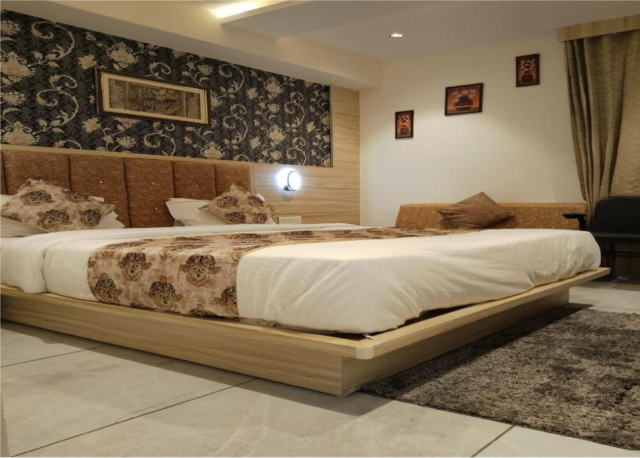 Hotel Lotus Villa อาเมดาบัด ภายนอก รูปภาพ
